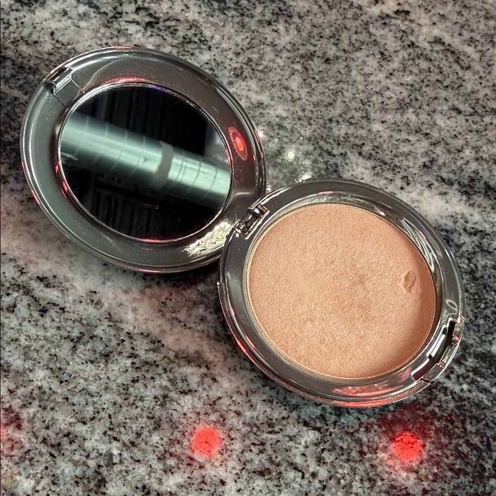 COVER FX the perfect light powder  Highlighter in Moonlight full size compact